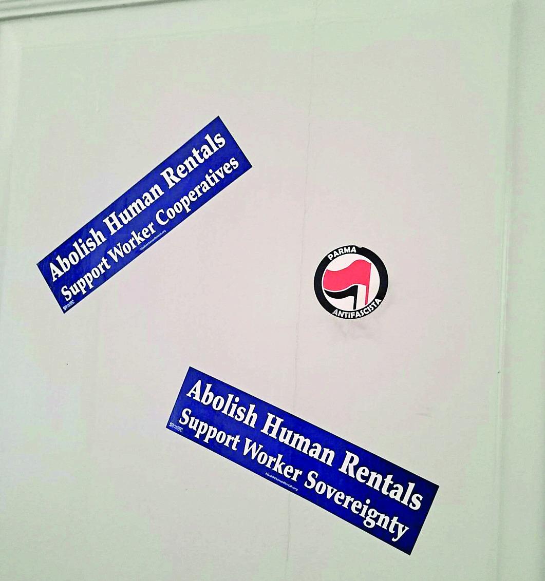 Svastica sulla porta del professore all’Università di Parma: vandalizzati gli adesivi antifascisti