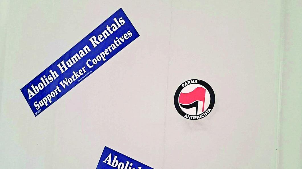 Svastica sulla porta del professore all’Università di Parma: vandalizzati gli adesivi antifascisti