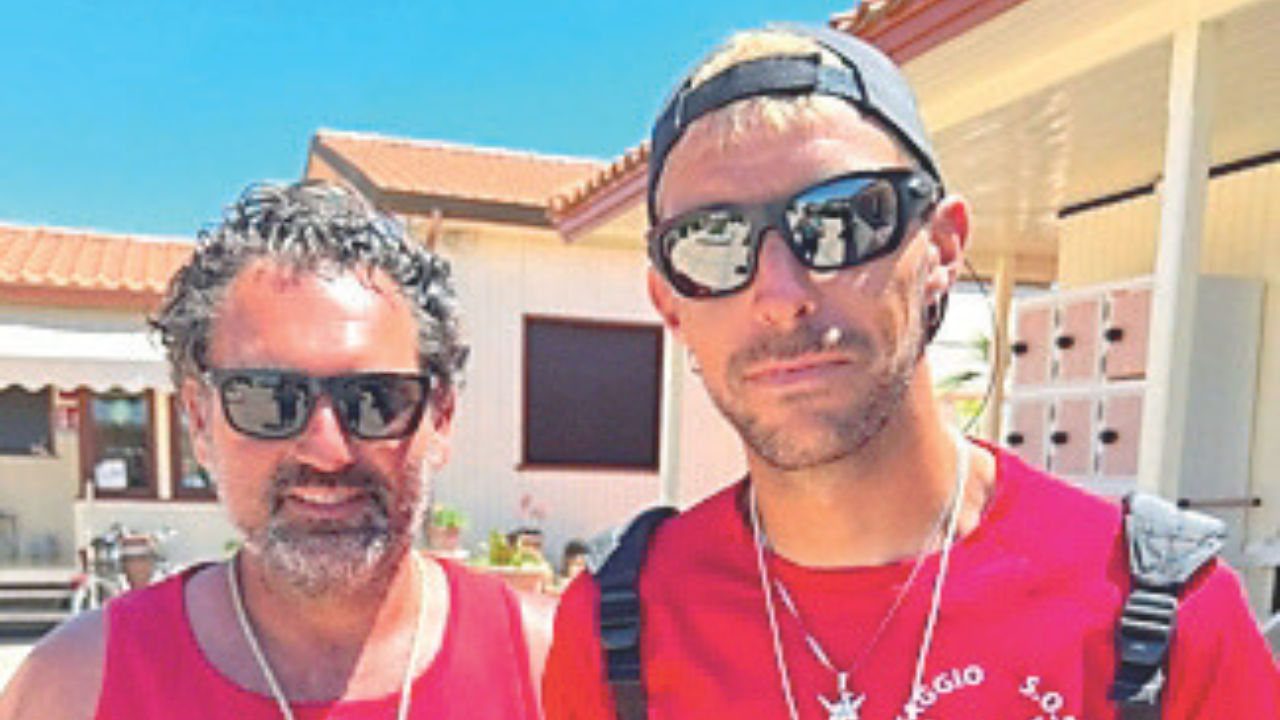 Da sinistra, i due bagnini Piero Del Pistoia e Fabrizio Fazzi