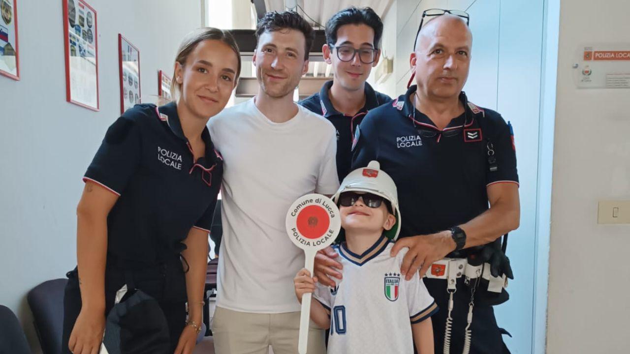 La foto di gruppo: il bimbo con gli agenti della polizia locale che lo hanno soccorso e assistito