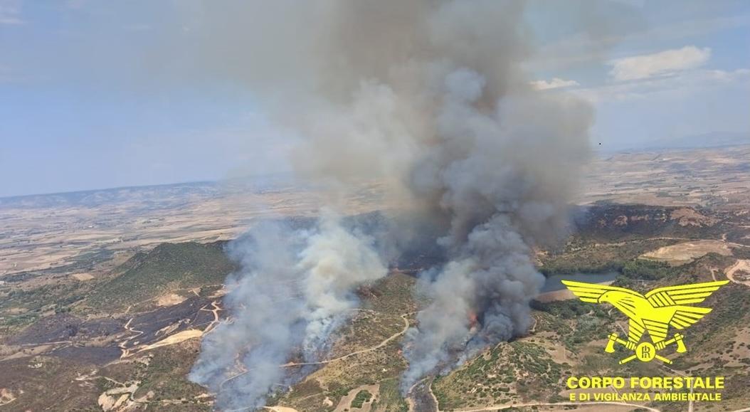 Domenica di incendi nell’isola, roghi a Torpè, Talana e Furtei: elicotteri e Super Puma in azione