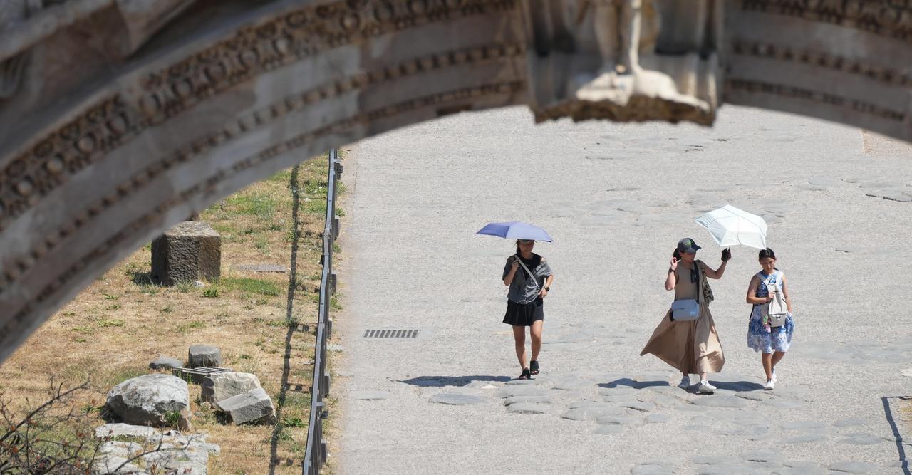 Caldo senza tregua, l’Italia al picco della quarta ondata: domani 25 città da bollino rosso
