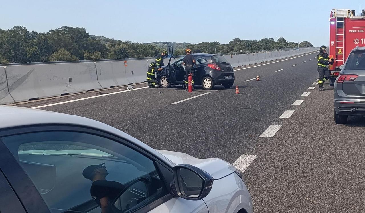 Sbanda con l’auto sulla Olbia-Sassari e si schianta contro i new jersey: un ferito e traffico in tilt