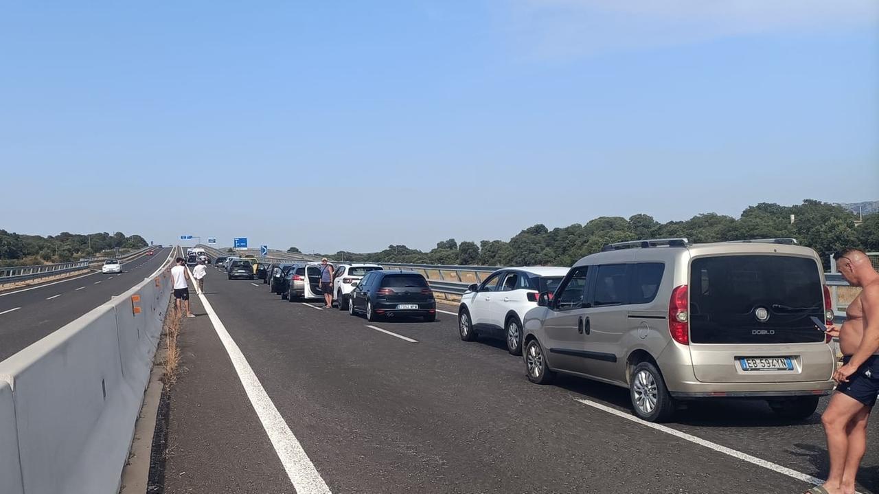 Sbanda con l’auto sulla Olbia-Sassari e si schianta contro i new jersey: un ferito e traffico in tilt