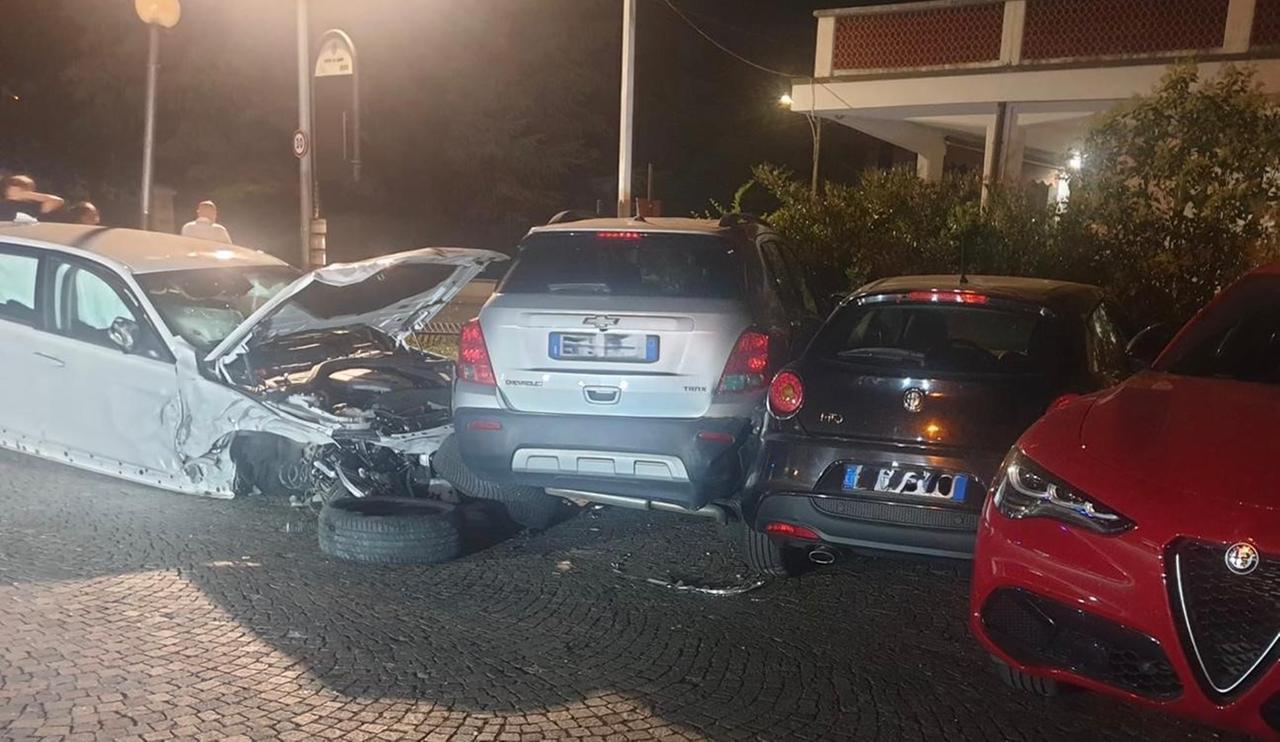 
	La Bmw distrutta contro le altre auto

