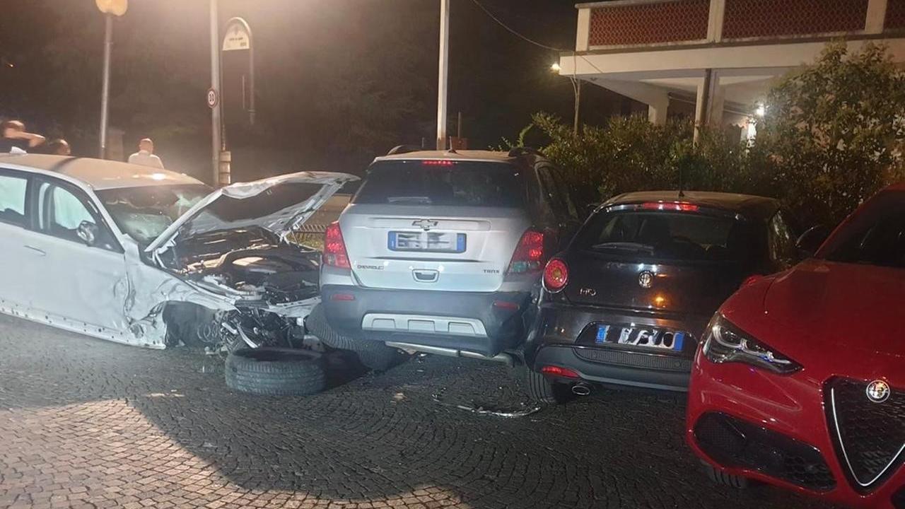 La Bmw distrutta contro le altre auto