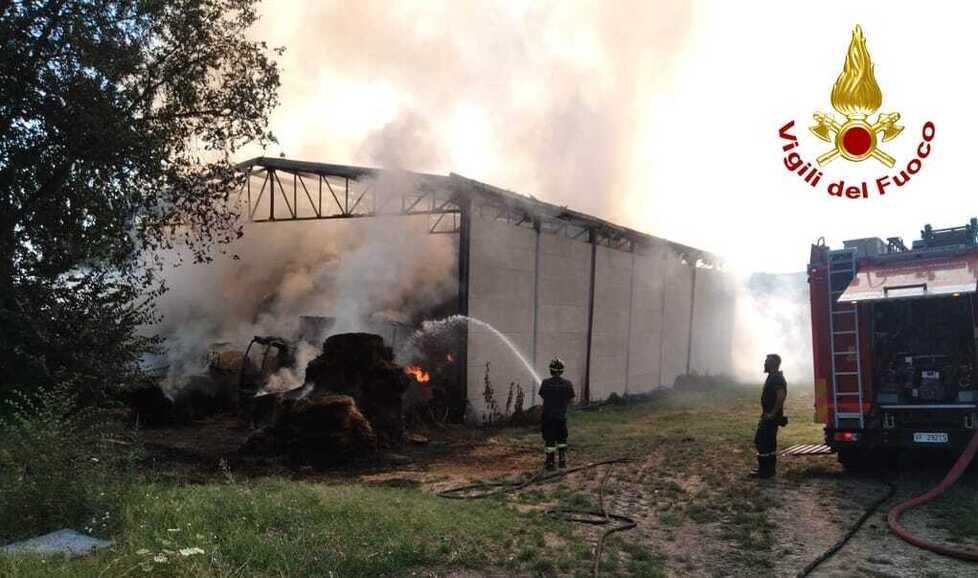 Maxi incendio in un’azienda agricola. Interviene una squadra con 20 vigili del fuoco che salvano 500 animali