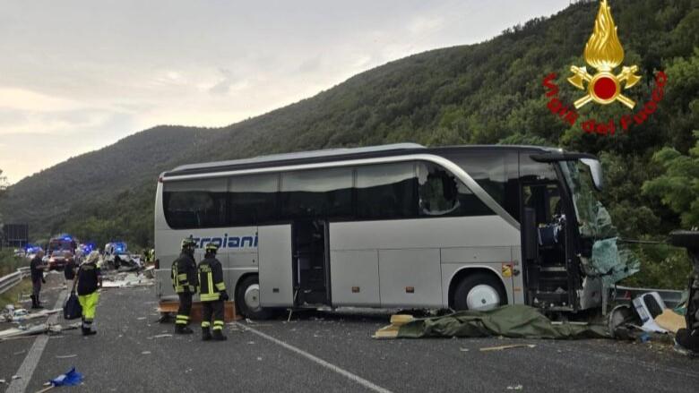 Terribile scontro tra pullman, tre auto e un camper: cinque vittime e 27 feriti – Cosa sappiamo