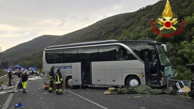 Lo scontro tra pullman, camper e tre auto, si aggrava il bilancio: sei morti e 30 feriti – La situazione