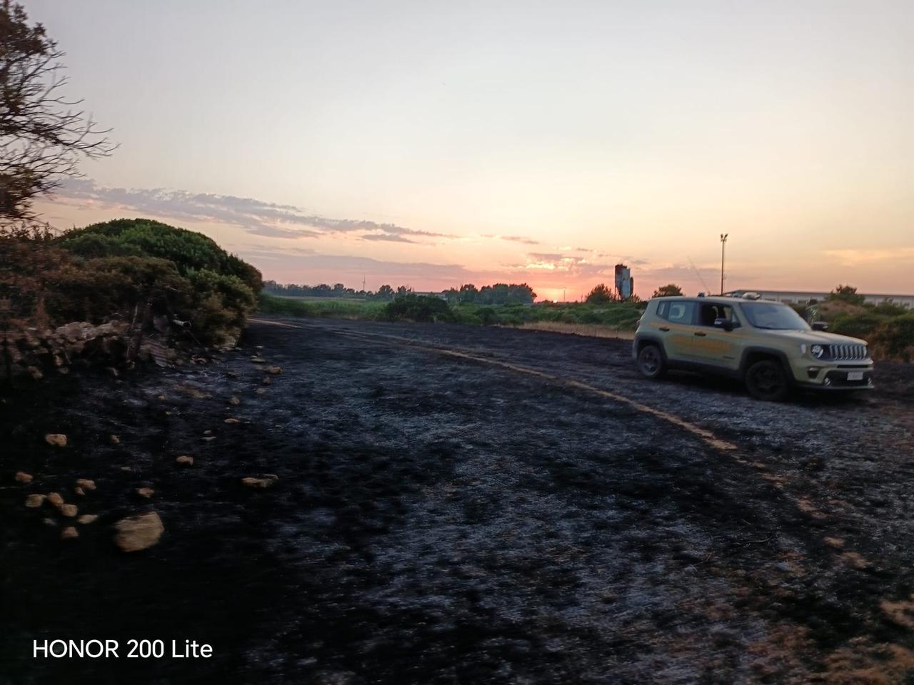 Porto Torres, incendio vicino alla discarica di Barrabò: in azione anche l’elicottero