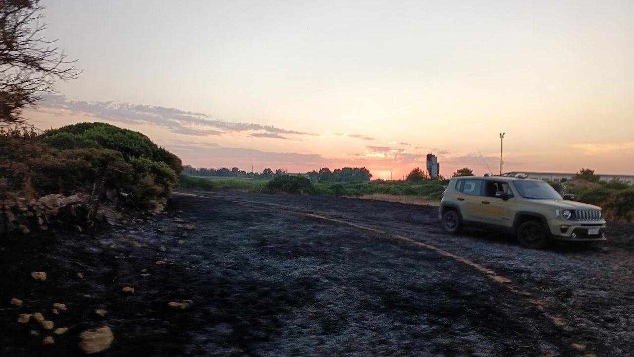 Porto Torres, incendio vicino alla discarica di Barrabò: in azione anche l’elicottero