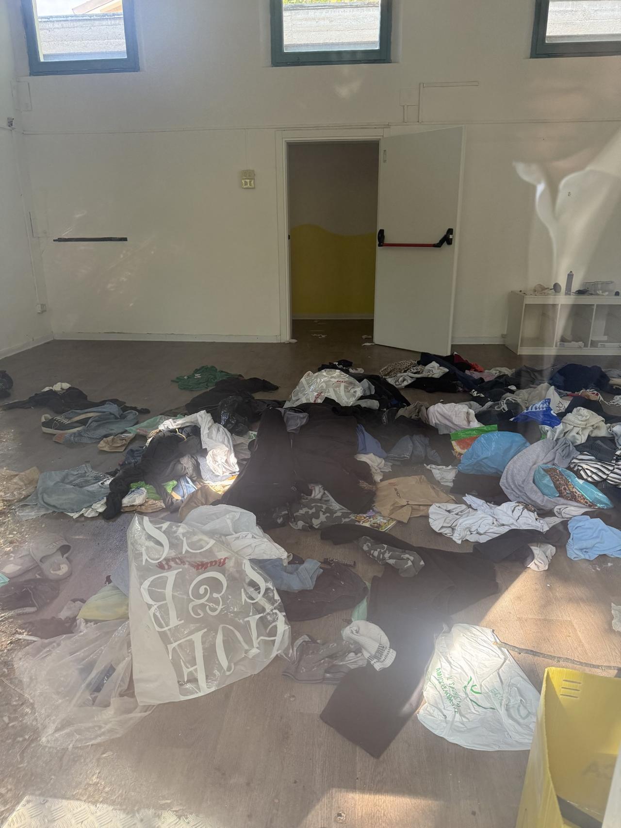 Ex asilo nido in via Agnini. Luca Negrini (Fdi) denuncia il profondo stato di abbandono: «E’ diventato un dormitorio abusivo. Serve subito uno sgombero»