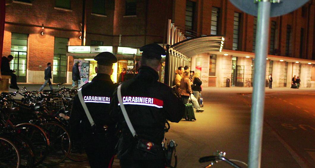 Zona stazione, nuova rissa nella notte: 28enne ferito al volto con i cocci di bottiglia