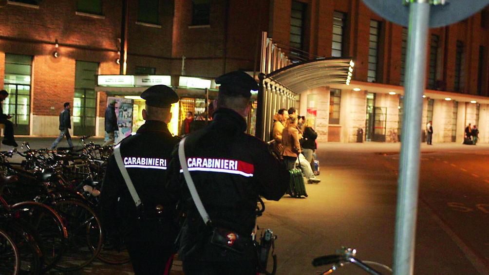 Zona stazione, nuova rissa nella notte: 28enne ferito al volto con i cocci di bottiglia
