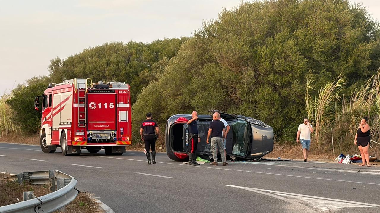 Scontro tra due auto all’incrocio: una si ribalta e il conducente resta incastrato