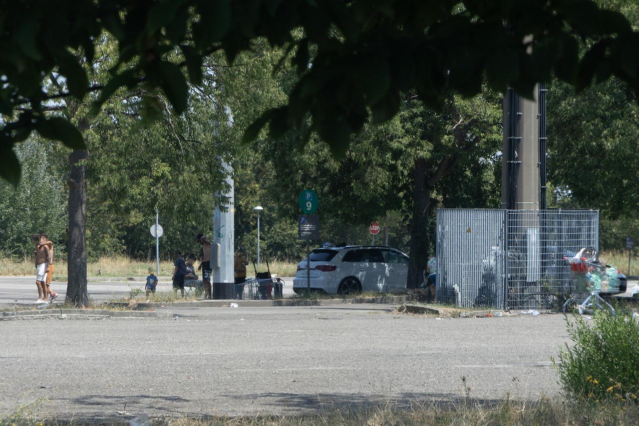 Nomadi nei parcheggi in città. Allontanati 67 veicoli. I residenti: «Siamo esasperati»