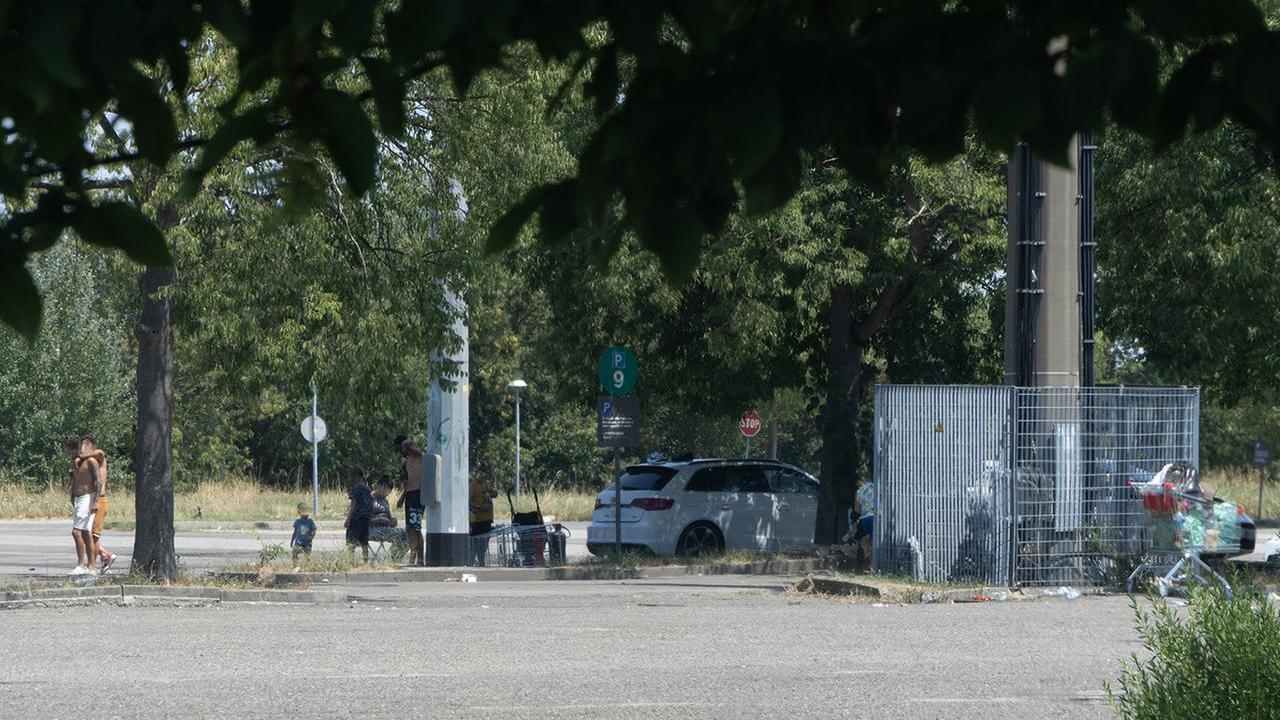 Nomadi nei parcheggi in città. Allontanati 67 veicoli. I residenti: «Siamo esasperati»