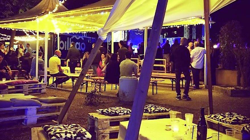Spray urticante, pugni e feriti: notte di violenza al Bilbao durante il concerto di G. Mineiro