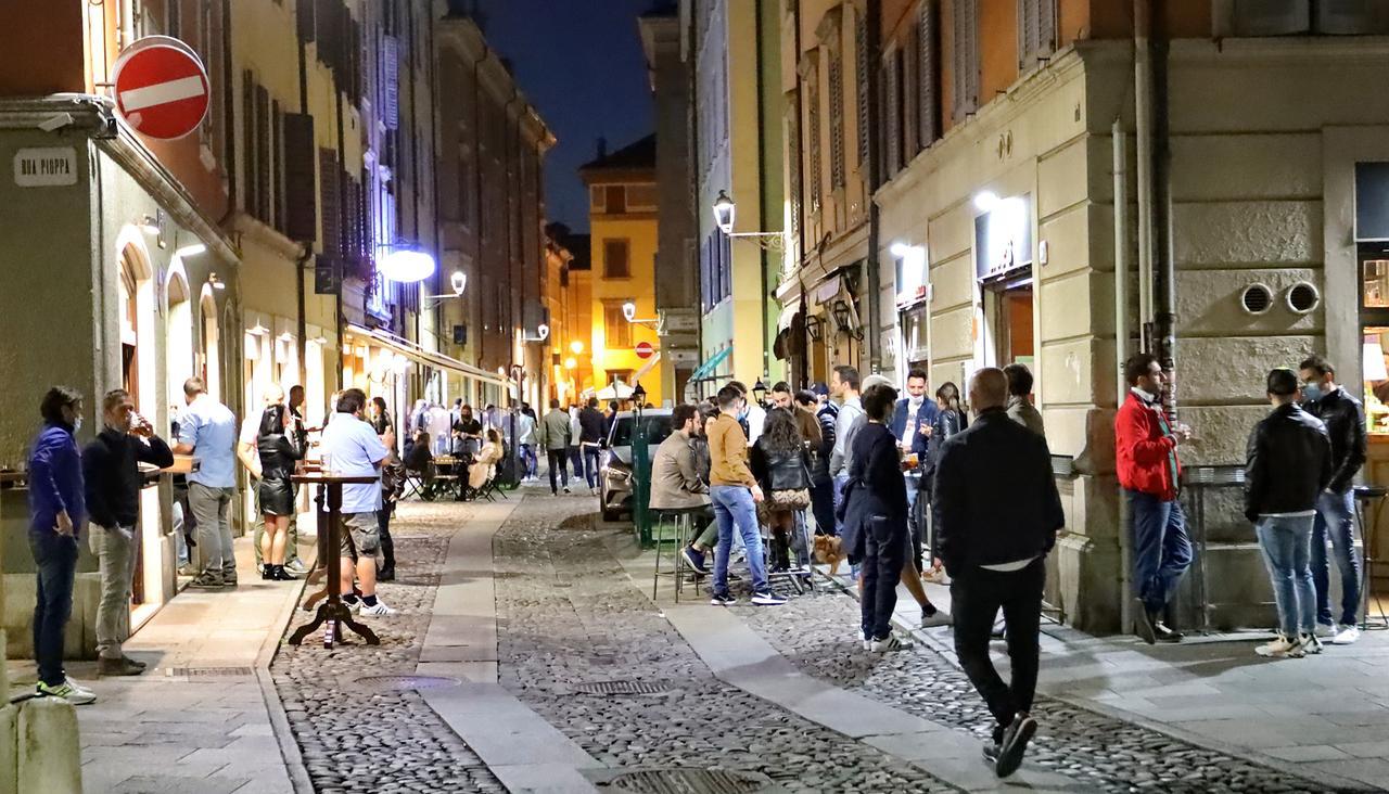 Via Gallucci, caos nella movida: tre risse, colpito un carabiniere