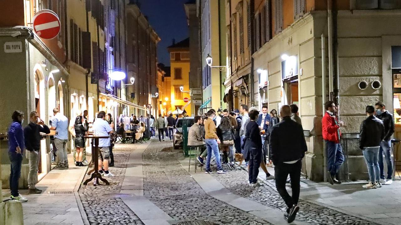Via Gallucci, caos nella movida: tre risse, colpito un carabiniere