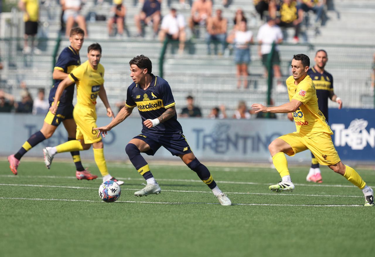 
	Alessandro Bianco con la maglia giallobl&ugrave; nella sfida amichevole con il Trento (Foto: Trabalza)

