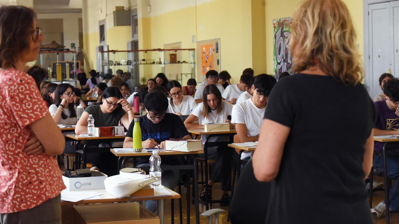 Scuola, arrivano gli aumenti per i docenti e il personale Ata – Ecco quando e gli importi