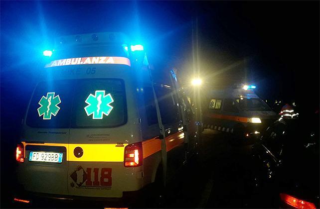 Scontro fra tre auto, una donna morta e tre feriti in codice rosso