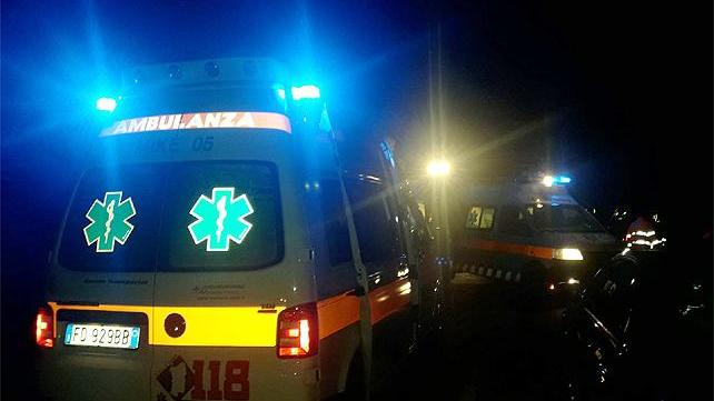 Scontro fra tre auto, una donna morta e tre feriti in codice rosso