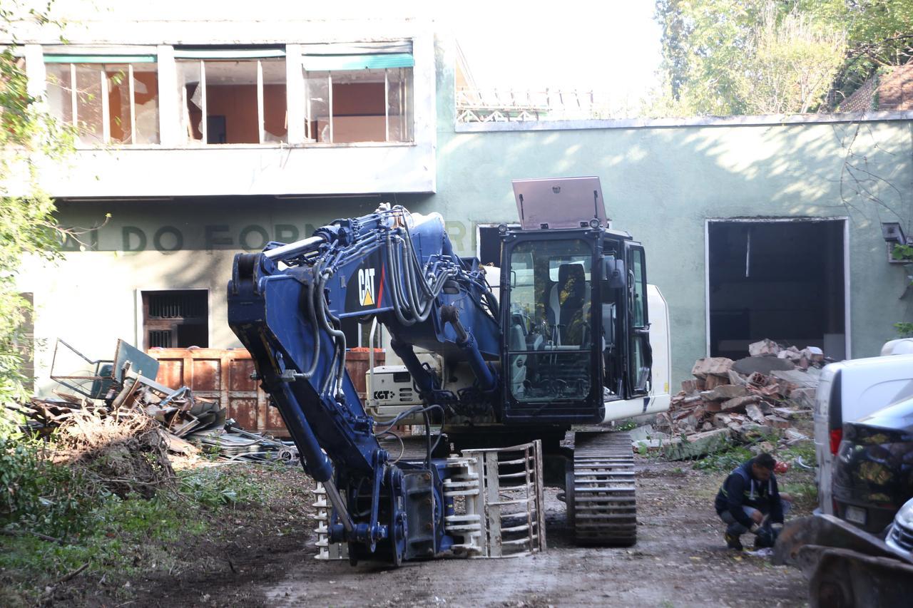 Ex Enocianina, avanti i lavori: trovati vecchi serbatoi e tubazioni in cemento-amianto