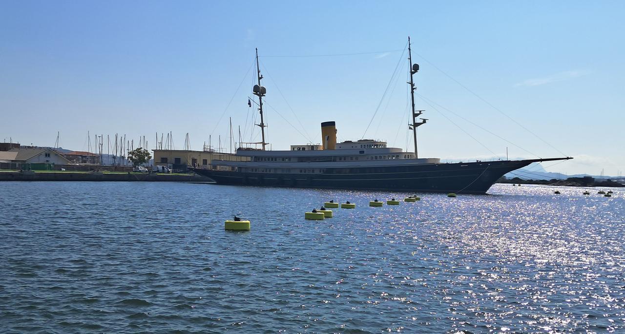 Olbia, il primo maxi yacht di 90 metri ha attraccato al Molo Brin – Ecco di chi è