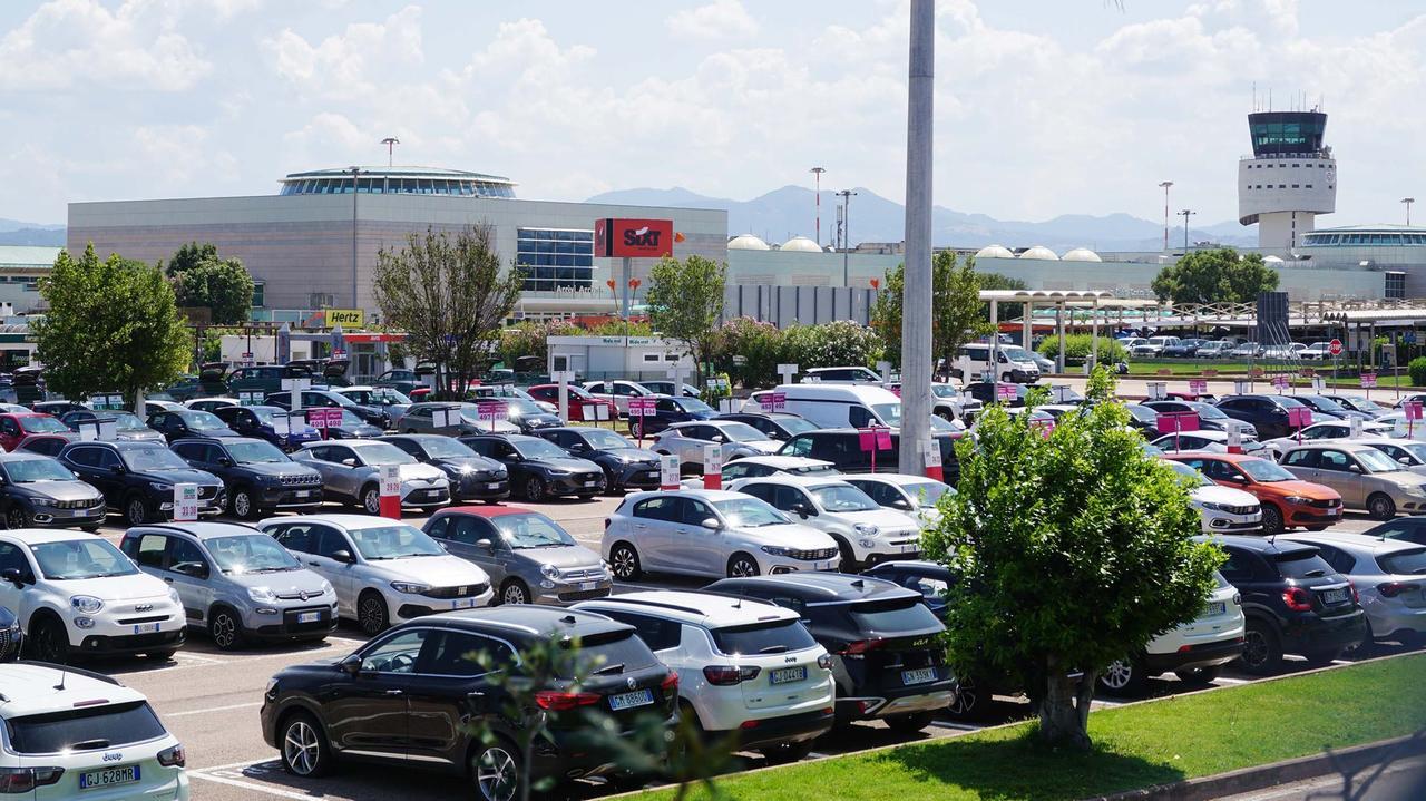 Autonoleggio, è boom, ma negli aeroporti sardi i prezzi sono molto più alti del resto d’Italia – Il confronto