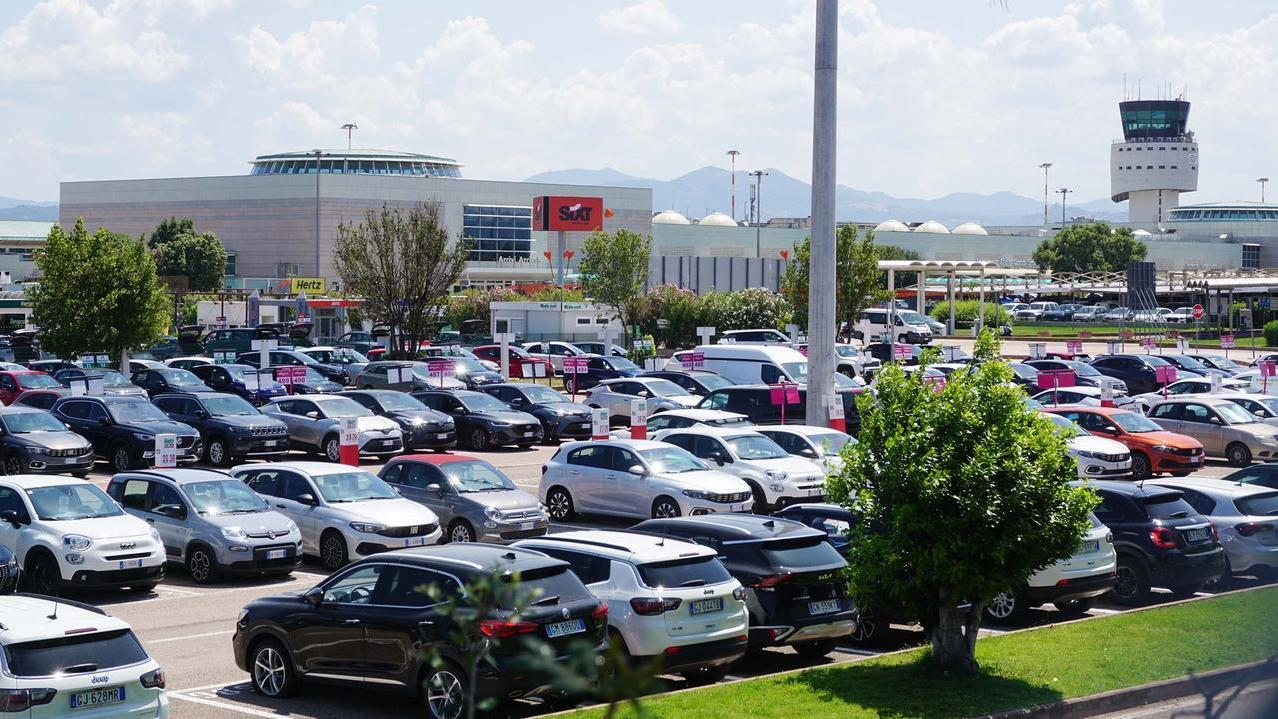 Autonoleggio, è boom, ma negli aeroporti sardi i prezzi sono molto più alti del resto d’Italia – Il confronto