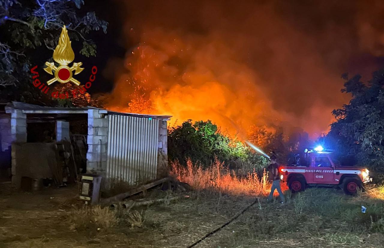Incendio nella notte, le fiamme a pochi metri dalle case