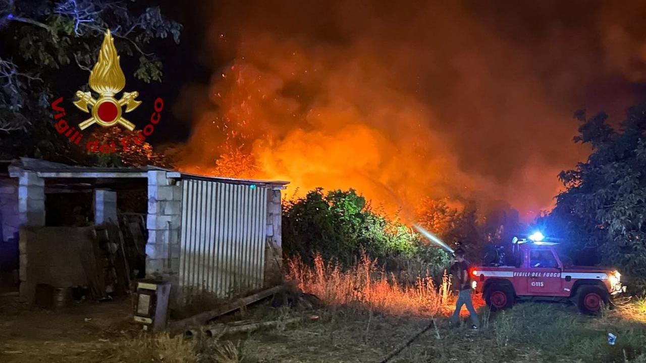 Incendio nella notte, le fiamme a pochi metri dalle case