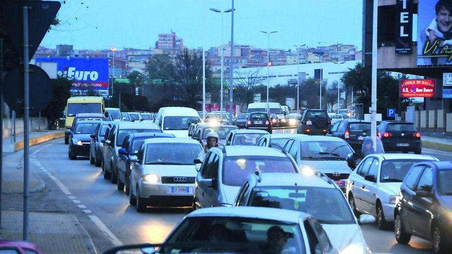 A Sassari 112mila auto, una per abitante: viaggio nella giungla del traffico - Ecco le strade più pericolose