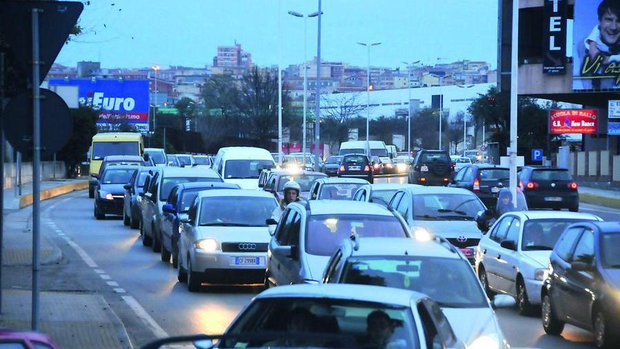 A Sassari 112mila auto, una per abitante: viaggio nella giungla del traffico - Ecco le strade più pericolose