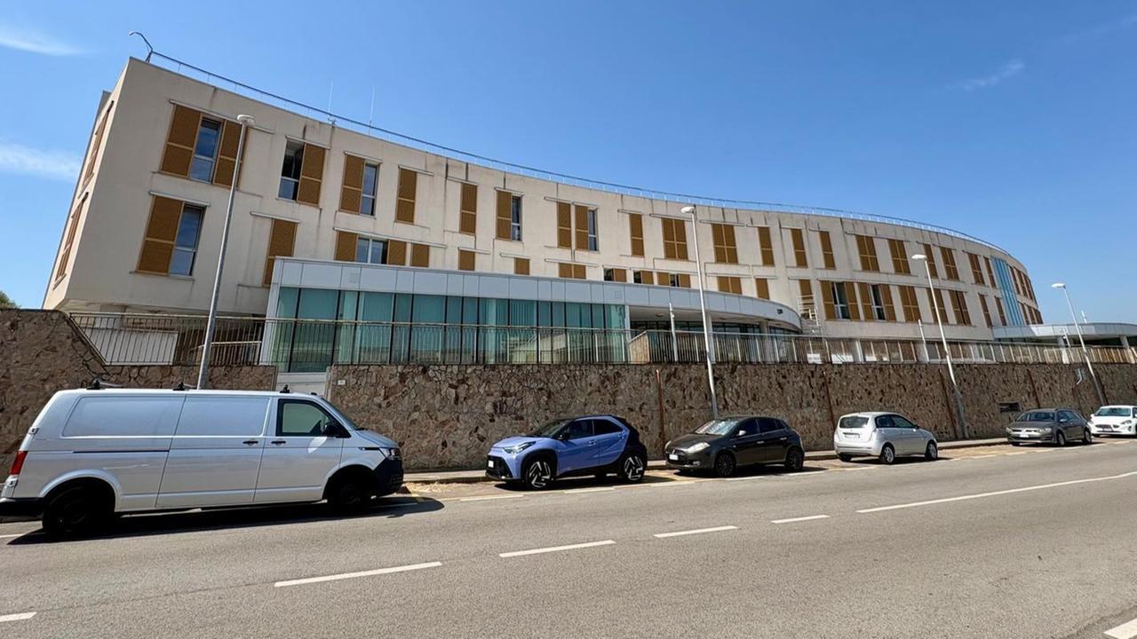 Olbia, in commissariato aria condizionata ancora fuori uso: negli uffici si sfiorano i 40 gradi