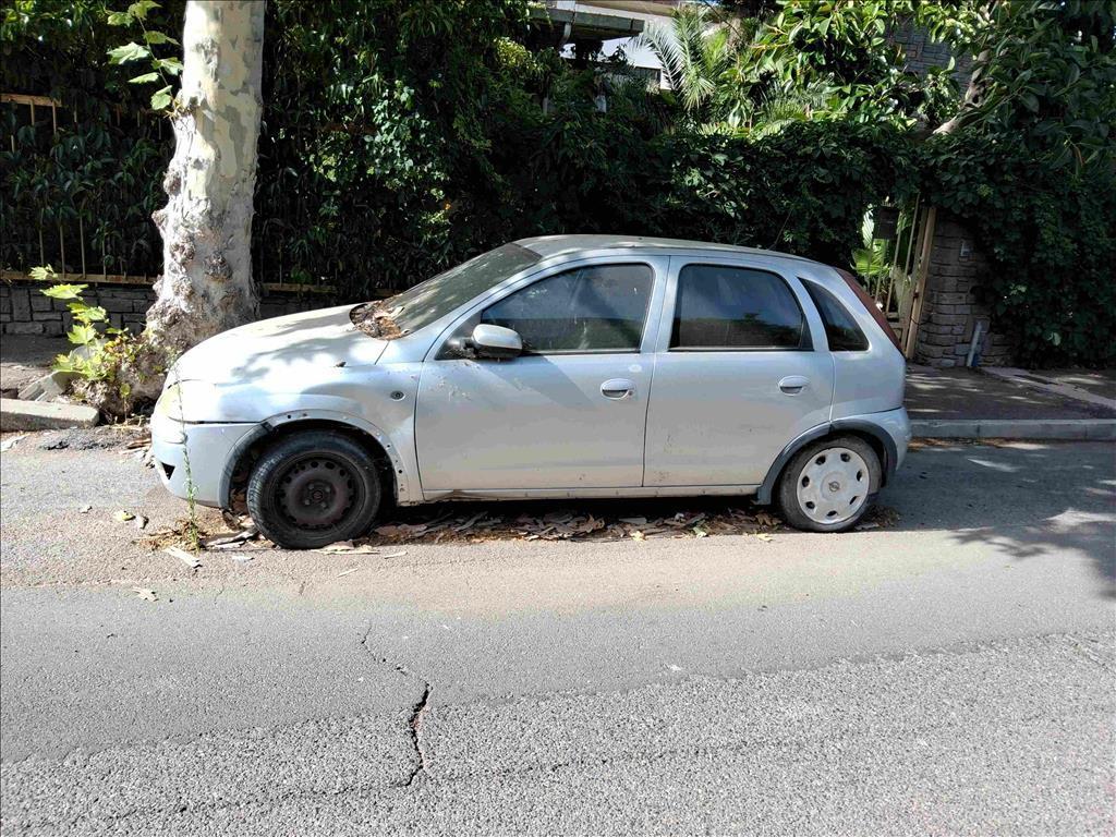 Sequestrate trenta auto e moto parcheggiate e abbandonate da anni nelle vie della città