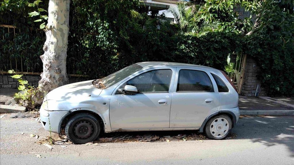 Guerra ai veicoli abbandonati, rimosse auto e moto parcheggiate da anni nelle vie della città