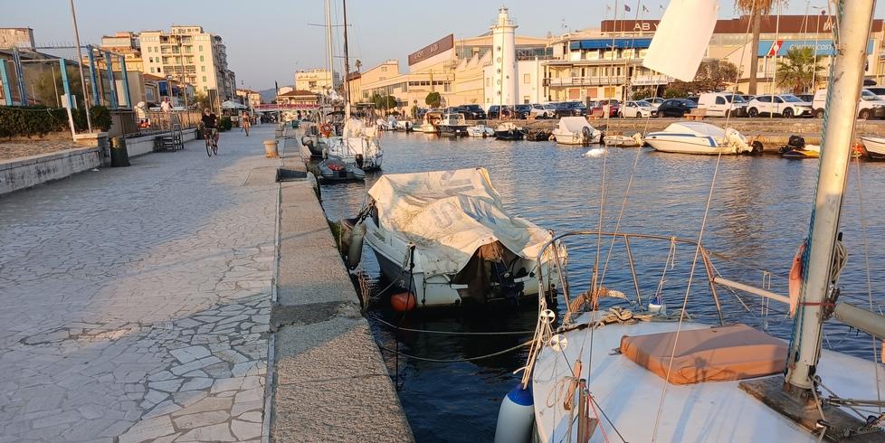 Viareggio, spaccio e aggressioni lungo il molo: «La sera qui non c’è più nessuno»