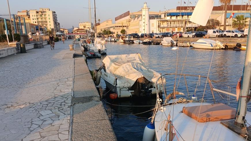 Viareggio, spaccio e aggressioni lungo il molo: «La sera qui non c’è più nessuno»