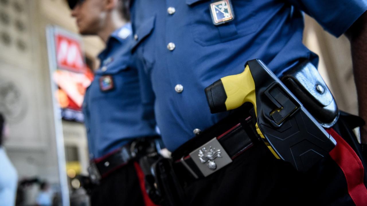 Non si ferma all’alt e si dà alla fuga, i carabinieri lo inseguono e lo bloccano col taser: morto un 35enne