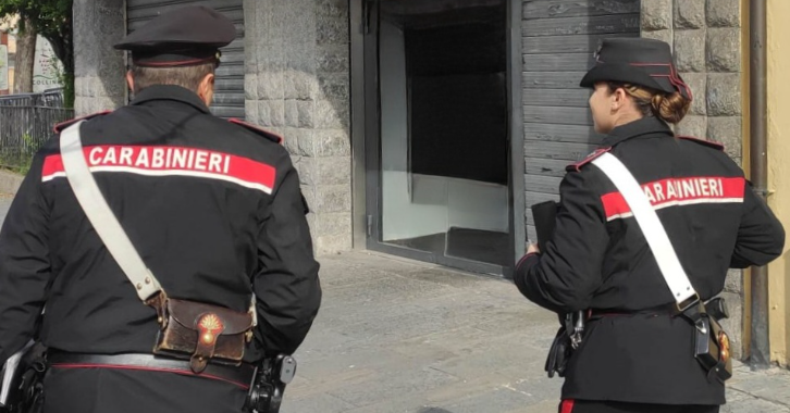 Maltrattata per mesi, riesce a fuggire dall’auto in corsa e dà l’allarme: marito arrestato, tre familiari allontanati