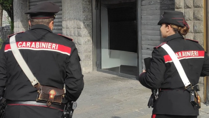 Maltrattata per mesi, riesce a fuggire dall’auto in corsa e dà l’allarme: marito arrestato, tre familiari allontanati