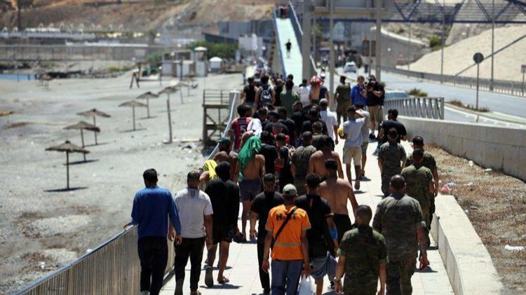 Ceuta, Madrid attacca il governo Meloni: «Non è stato all’altezza, l’Italia è inondata di migranti»