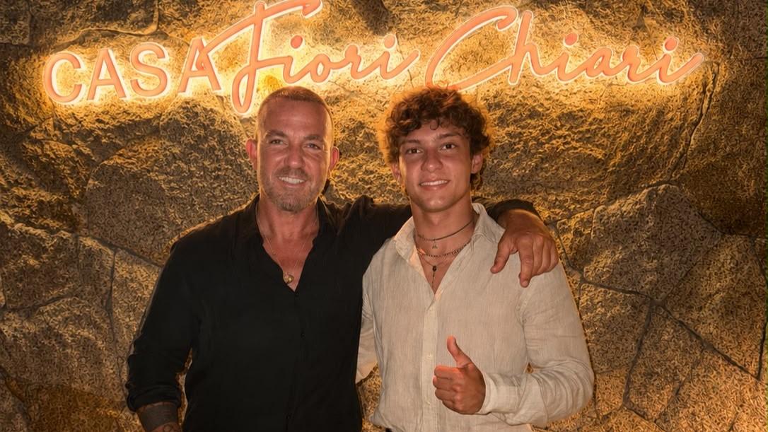 Kimi Antonelli a cena a Porto Cervo, foto ricordo con lo chef