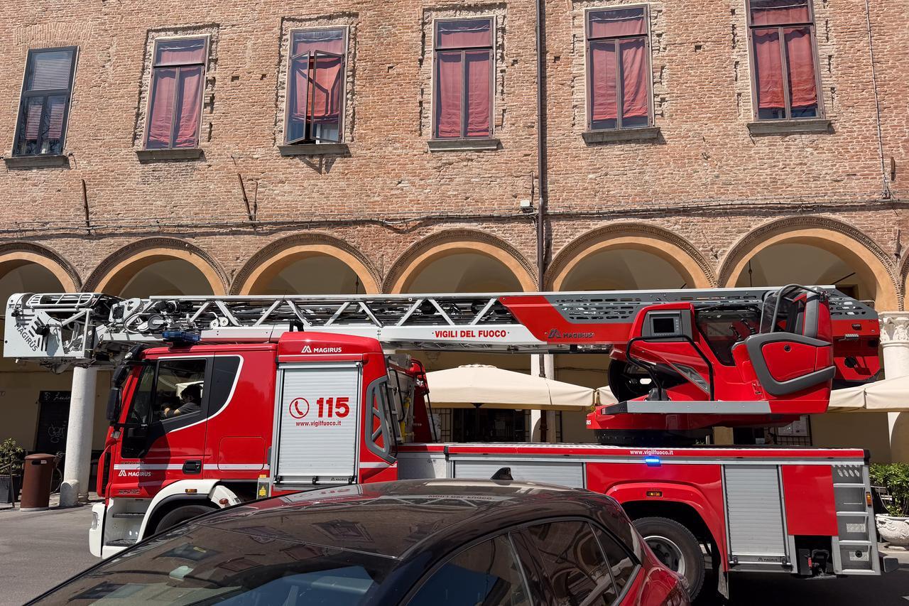 Ferrara, intervento dei vigili del fuoco: ma la donna è già in ospedale