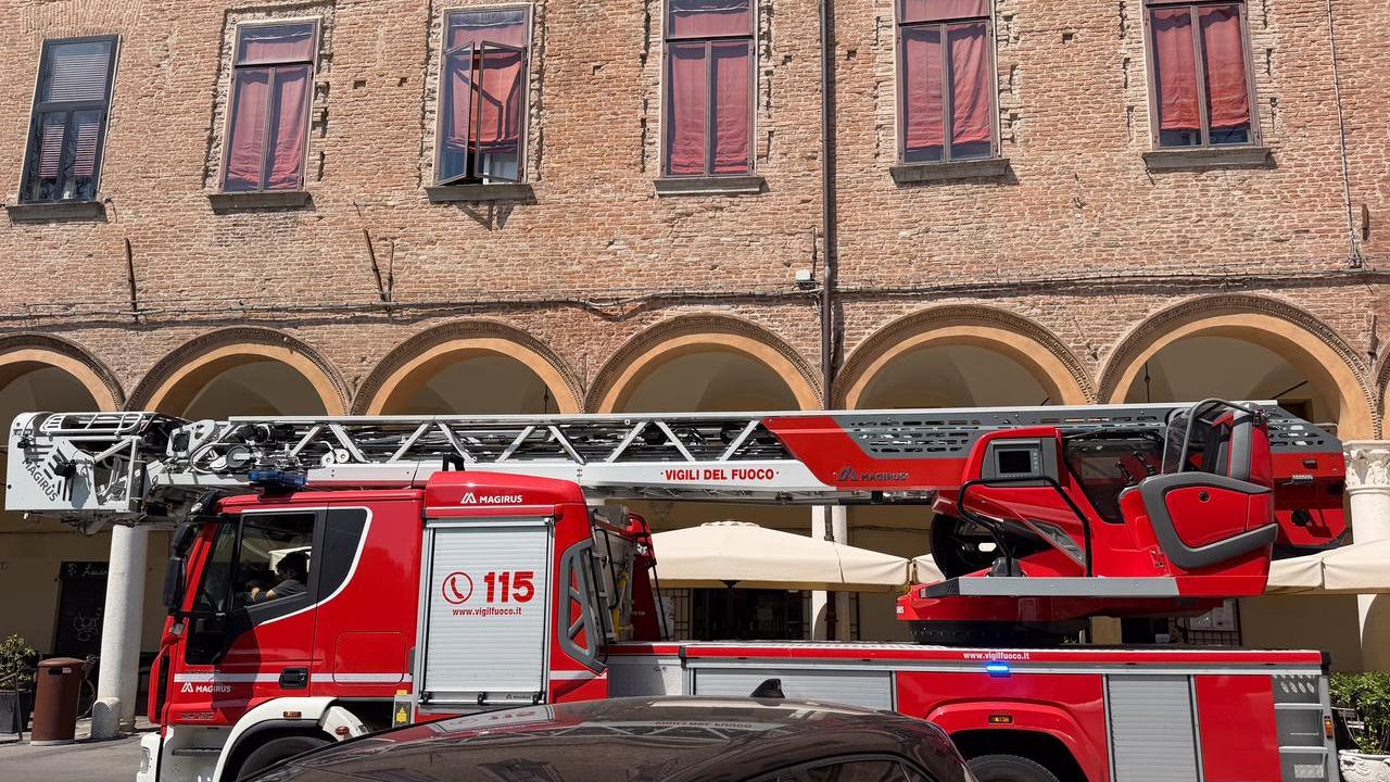 Ferrara, intervento dei vigili del fuoco: ma la donna è già in ospedale