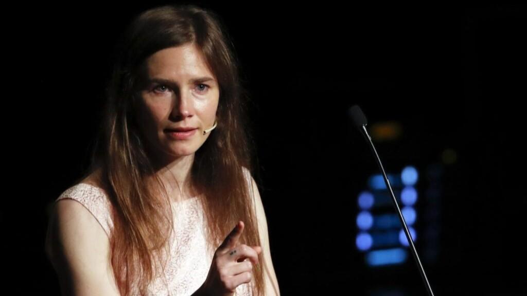 Amanda Knox a teatro con una commedia sull’omicidio di Meredith: «Le sarebbe piaciuto» – L’ira dei Kercher
