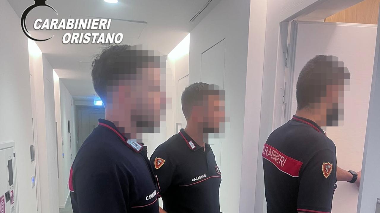 Si finge agente di polizia e si fa consegnare oro e gioielli: arrestata. In albergo aveva un tesoretto